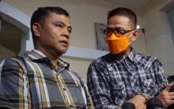 Ayah Vanessa Angel, Doddy Sudrajat (kanan) memberikan keterangan pada media, di rumah duka, di Kembangan, Jakarta Barat, Kamis (4/11). Foto: Jamal Ramadhan/kumparan