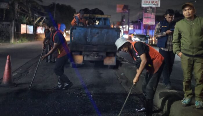 Bupati Bogor Sahur Bersama Pekerja Jalan Parung-Kemang