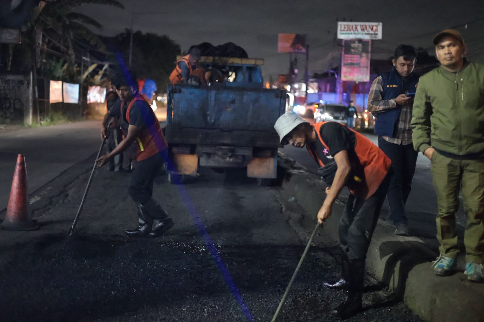Bupati Bogor Sahur Bersama Pekerja Jalan Parung-Kemang
