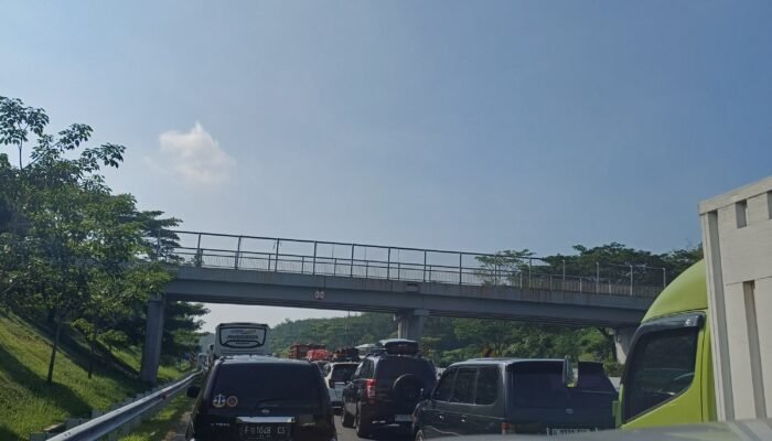Arus Mudik Lebaran 2026: Tol Cipali KM 77 Macet, Kendaraan Arah Jawa Padat