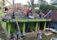 Semangat Kebersamaan, Warga Kp Baru Neglasari Gotong Royong Perbaiki Mesjid Al Muhajirin