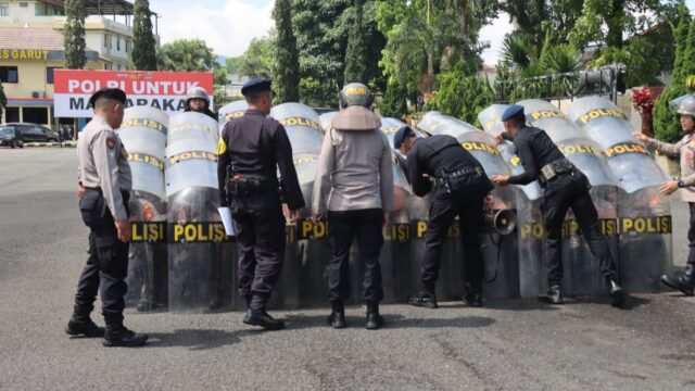 Tingkatkan Profesionalitas, Polres Garut Gelar Latihan Dalmas dan Negosiator