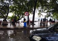 Wisata Batu Karas Ramai Dikunjungi, Pengunjung Tertahan Hujan di Warung Pinggir Pantai