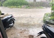 Banjir di Depan Kantor Desa Malangbong, Warga Soroti Drainase Sempit dan Jalan Rusak
