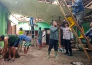 Tanggap Darurat! Polsek Malangbong Evakuasi Warga Usai Rumah Ambruk Diterjang Hujan
