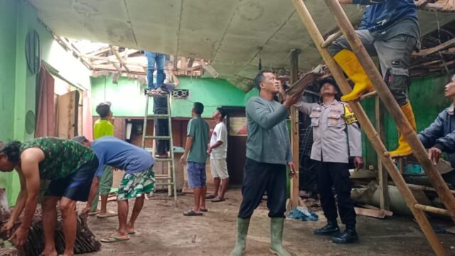 Tanggap Darurat! Polsek Malangbong Evakuasi Warga Usai Rumah Ambruk Diterjang Hujan