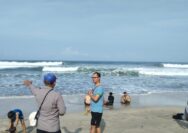 Patroli Pantai Karangpapak, Sat Polairud Polres Garut Imbau Wisatawan Utamakan Keselamatan