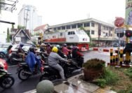 Berhenti Sejenak di Perlintasan, Menjaga Keselamatan Banyak Perjalanan