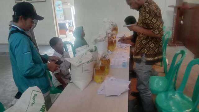 1.121 KPM di Desa Cihaurkuning Terima Bantuan Pangan, Warga Sambut Gembira Beras dan Minyak Goreng