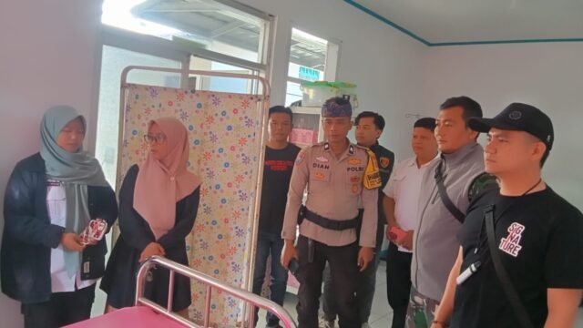 Warga Garut Digegerkan Penemuan Bayi Laki-Laki dalam Tas di Gang Permukiman, Polisi Telusuri Identitas Orang Tua.
