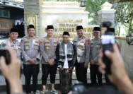 Ziarah ke Makam Sunan Godog, Kapolda Jabar Berikan Santunan kepada Warga Garut